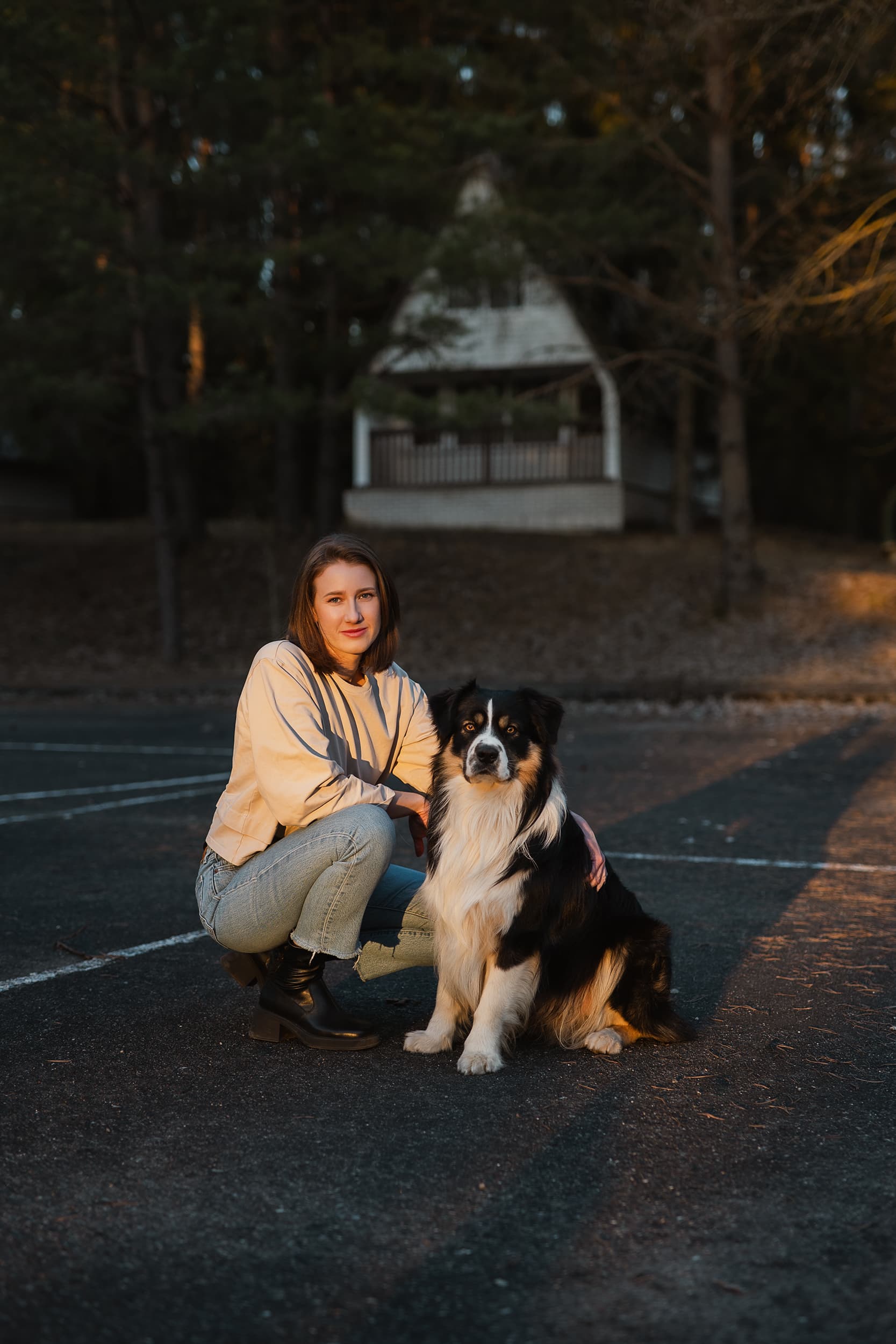 Natalia Piechowska z psem w plenerze